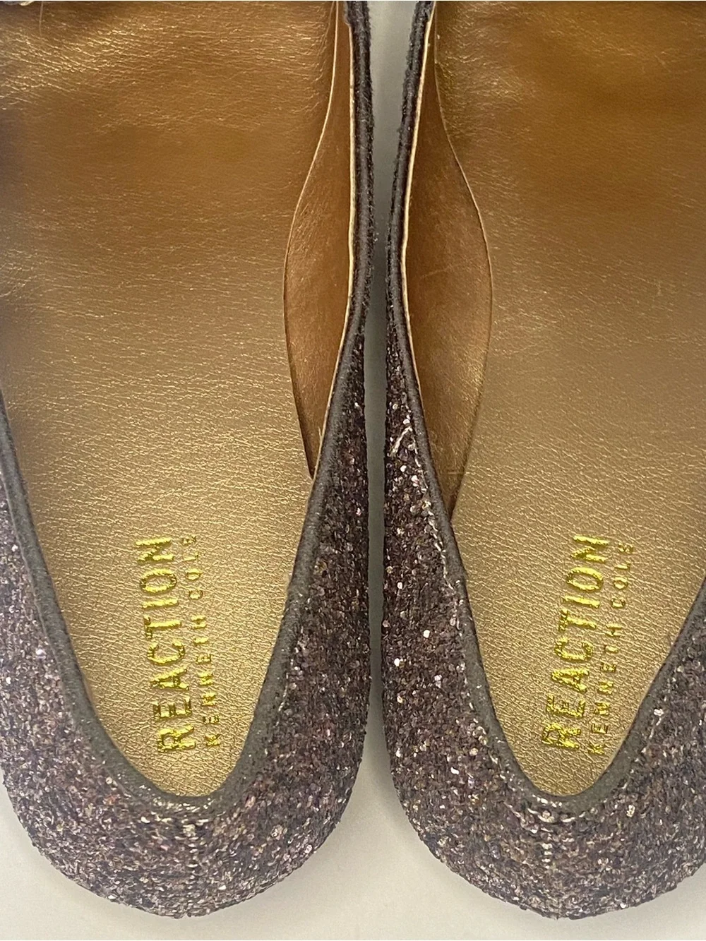 Kenneth Cole Reaction Gen-ie Bottle Size 10 Glitter Pom Pom Feather Flats